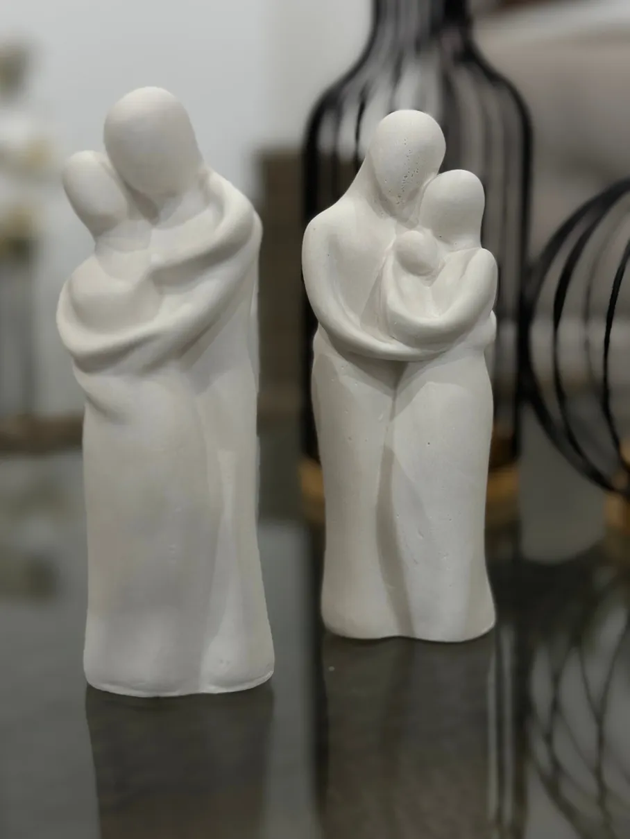 Statue astratte amore e famiglia